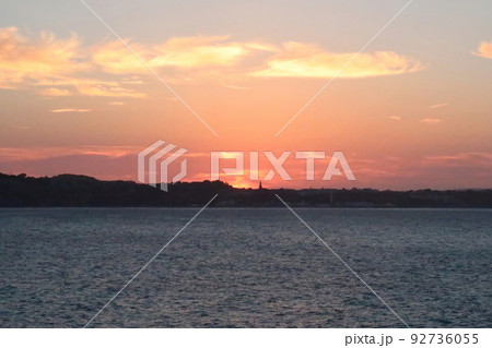 英仏海峡のフェリーから見た夕陽 英仏海峡のフェリーから見た夕陽 92736055