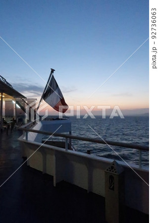 英仏海峡のフェリーから見た夕暮れ 英仏海峡のフェリーから見た夕暮れ 92736063