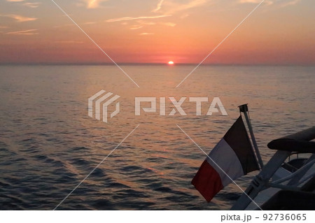 英仏海峡のフェリーから見た夕陽 92736065