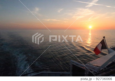 英仏海峡のフェリーから見た夕陽 92736066