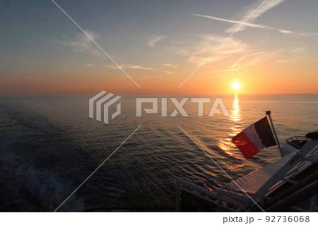 英仏海峡のフェリーから見た夕陽 92736068