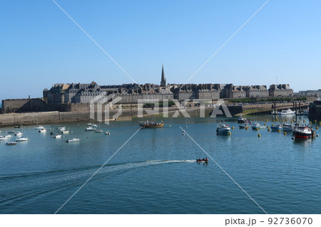 フランス　フェリーの船上から見たサン・マロの港 92736070