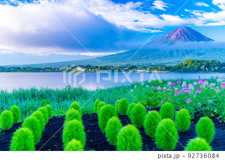 【富士山素材】夏の河口湖から見る富士山【山梨県】 【富士山素材】夏の河口湖から見る富士山【山梨県】 92736084