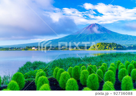 【富士山素材】夏の河口湖から見る富士山【山梨県】 【富士山素材】夏の河口湖から見る富士山【山梨県】 92736088