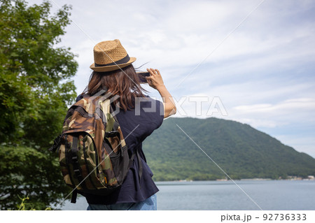 赤城山の大沼を旅する女性 赤城山の大沼を旅する女性 92736333