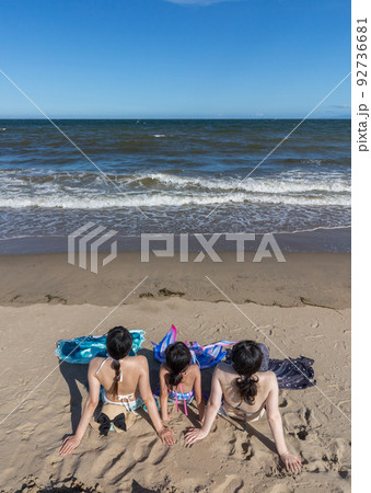夏の海の海岸でマーメイド撮影している女性と子供の姿 夏の海の海岸でマーメイド撮影している女性と子供の姿 92736681
