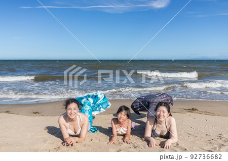 夏の海の海岸でマーメイド撮影している女性と子供の姿 夏の海の海岸でマーメイド撮影している女性と子供の姿 92736682