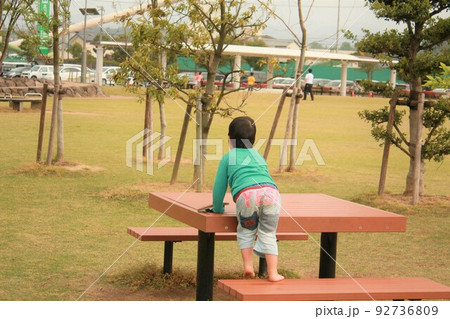 公園で遊ぶ子供 公園で遊ぶ子供 92736809