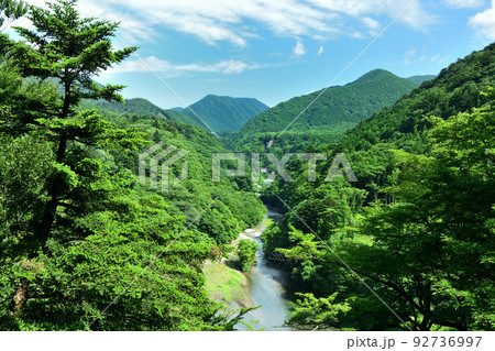 夏の那須塩原の山々と那珂川 夏の那須塩原の山々と那珂川 92736997