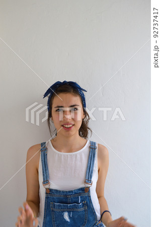 chica confiada en si misma, sonriendo y haciendo expresiones 92737417