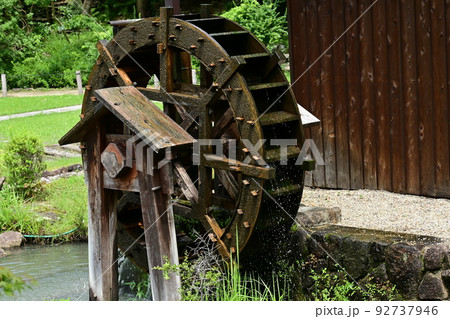 水車がある小屋 92737946