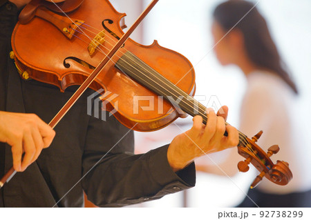 バイオリンの演奏 バイオリンの演奏 92738299