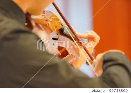 バイオリンの演奏 92738300