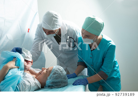 Mother look to her newborn baby in hospital Mother look to her newborn baby in hospital 92739189