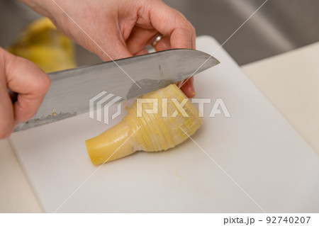 【筍のあく抜き　茹で上がった筍を切る】 92740207