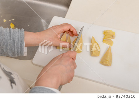 【筍のあく抜き 茹で上がった筍を切る】 【筍のあく抜き 茹で上がった筍を切る】 92740210