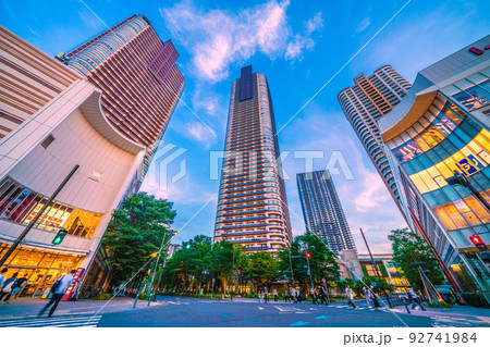 日本の川崎都市景観　夏空の夕焼けに映える武蔵小杉駅前のタワーマンション群などを望む 92741984