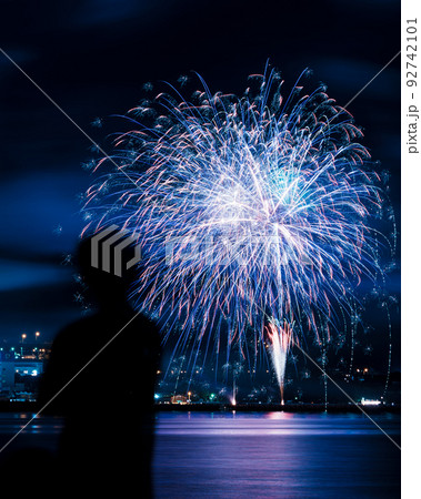 花火と人物 花火と人物 92742101