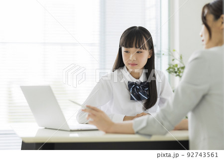 塾で面談をする女子学生 高校生 中学生 塾で面談をする女子学生 高校生 中学生 92743561