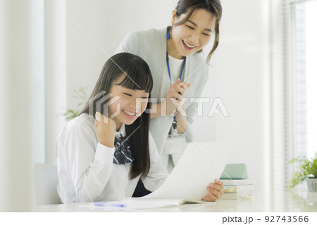 塾でテストの結果を喜ぶ女子学生 高校生 中学生 92743566