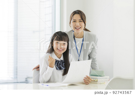 塾でテストの結果を喜ぶ女子学生 高校生 中学生 92743567