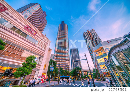 日本の川崎都市景観　夕焼けに映える武蔵小杉駅前のタワーマンション群などを望む 92743591