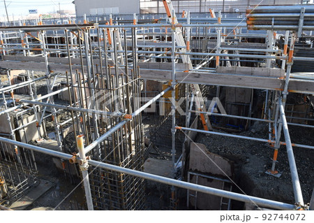 施工中のビル基礎工事現場 施工中のビル基礎工事現場 92744072