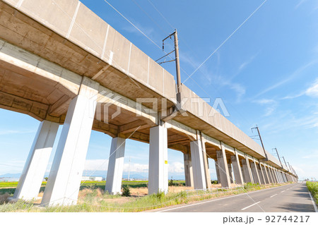 新幹線の高架橋 92744217