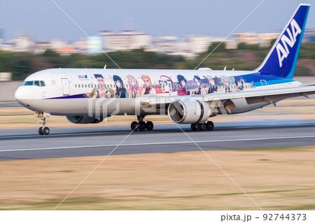 【大阪国際空港】伊丹空港へ到着する飛行機 92744373