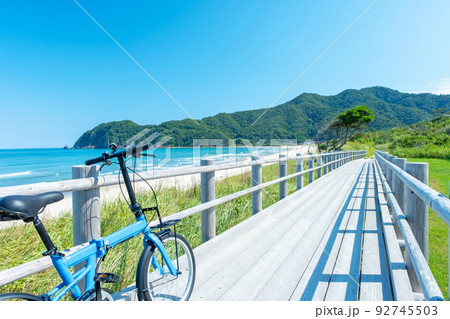 浜辺のサイクリングイメージ（浦富海岸） 92745503
