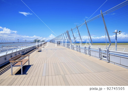 常滑市　晴天の中部国際空港スカイデッキ 92745505