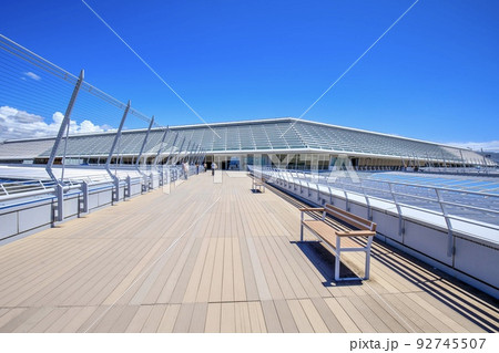 常滑市　晴天の中部国際空港スカイデッキ 92745507