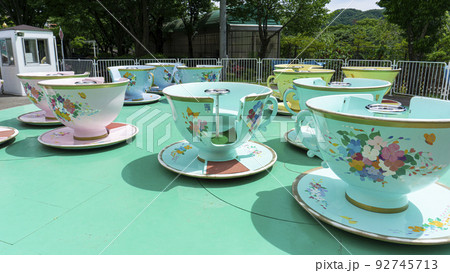 遊園地にある昭和レトロなコーヒーカップ 92745713