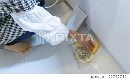 お風呂場の排水溝の掃除 お風呂場の排水溝の掃除 92745752