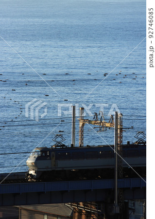 一面の相模湾と朝日に照らされながら鉄橋を渡るEF66-100形電気機関車_2022/7/30撮影 一面の相模湾と朝日に照らされながら鉄橋を渡るEF66-100形電気機関車_2022/7/30撮影 92746085