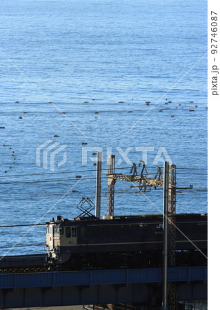 一面の相模湾と朝日に照らされながら鉄橋を渡るEF65形電気機関車_2022/7/30撮影 一面の相模湾と朝日に照らされながら鉄橋を渡るEF65形電気機関車_2022/7/30撮影 92746087