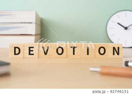 忠誠・献身のイメージ｜「DEVOTION」と書かれたブロックが置かれたデスク 92746151