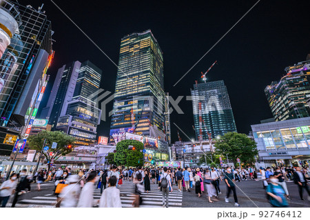 日本の東京都市景観 渋谷スクランブル交差点から渋谷駅や東横店解体で姿を現した旧銀座線ホームなどを望む 92746412