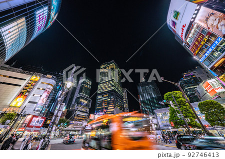 日本の東京都市景観 渋谷スクランブル交差点から渋谷駅やオフイスビルなどを望む 日本の東京都市景観 渋谷スクランブル交差点から渋谷駅やオフイスビルなどを望む 92746413