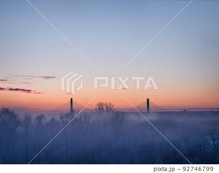 早朝の気嵐 92746799