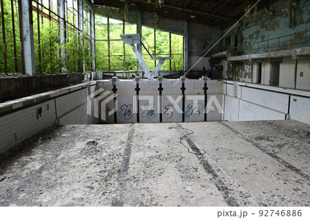 ウクライナのチェルノブイリ近郊の廃墟 ウクライナのチェルノブイリ近郊の廃墟 92746886