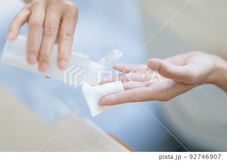 スキンケアをする女性 92746907