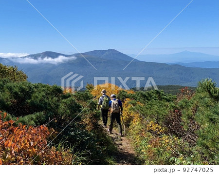 紅葉の裏岩手縦走路から望む秋田駒ケ岳と鳥海山 92747025