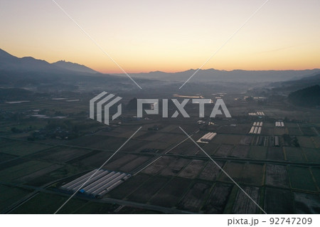 夕暮れの南阿蘇村の田園風景の空撮 夕暮れの南阿蘇村の田園風景の空撮 92747209