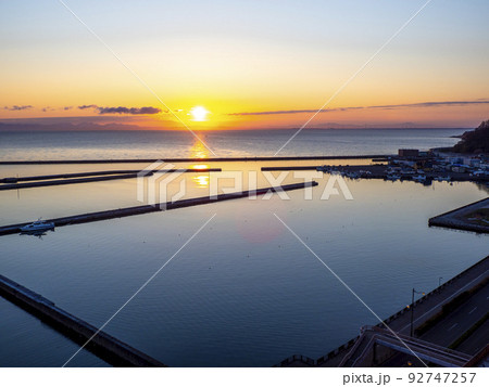 小樽港マリーナの日の出(北海道小樽市) 小樽港マリーナの日の出(北海道小樽市) 92747257