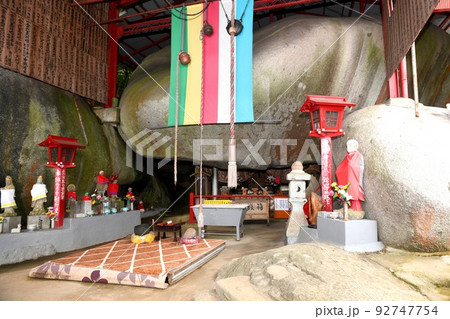 【みやこ町 胸の観音寺 巨大な岩窟 向拝所】 【みやこ町 胸の観音寺 巨大な岩窟 向拝所】 92747754
