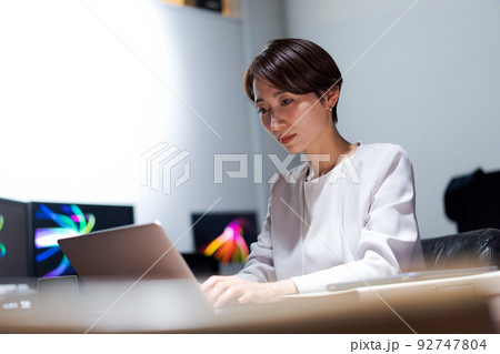 仕事に疲れた女性 仕事に疲れた女性 92747804