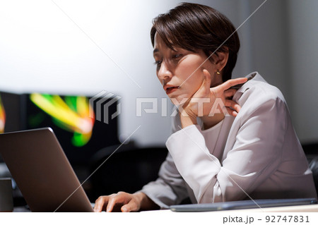 仕事に疲れた女性 仕事に疲れた女性 92747831