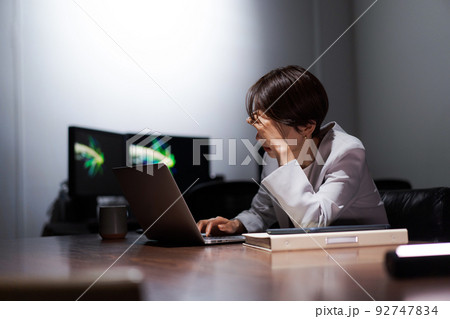 仕事に疲れた女性 仕事に疲れた女性 92747834