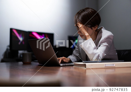 仕事に疲れた女性 仕事に疲れた女性 92747835